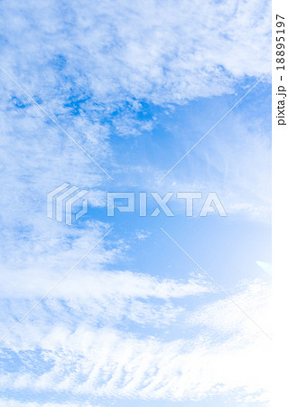 雲　高積雲　積雲　筋雲　青い空　一般的な空と雲　白い雲　秋の空　背景用素材　クラウド　合成用背景 18895197