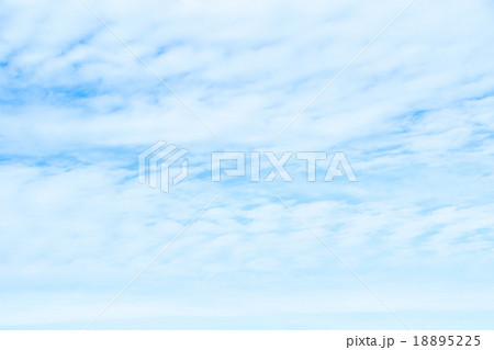 雲　高積雲　積雲　雲片　青い空　一般的な空と雲　白い雲　秋の空　背景用素材　クラウド　合成用背景 18895225