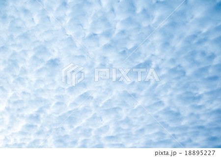 雲　高積雲　積雲　雲片　青い空　一般的な空と雲　白い雲　秋の空　背景用素材　クラウド　合成用背景 18895227