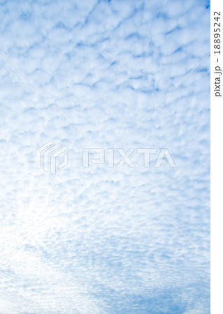 雲　高積雲　積雲　雲片　青い空　一般的な空と雲　白い雲　秋の空　背景用素材　クラウド　合成用背景 18895242