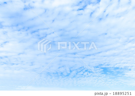 雲 高積雲 積雲 雲片 青い空 一般的な空と雲 白い雲 秋の空 背景用素材 クラウド 合成用背景 雲 高積雲 積雲 雲片 青い空 一般的な空と雲 白い雲 秋の空 背景用素材 クラウド 合成用背景 18895251