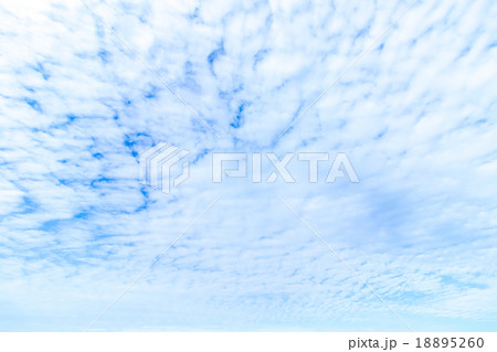 雲 高積雲 積雲 雲片 青い空 一般的な空と雲 白い雲 秋の空 背景用素材 クラウド 合成用背景 雲 高積雲 積雲 雲片 青い空 一般的な空と雲 白い雲 秋の空 背景用素材 クラウド 合成用背景 18895260
