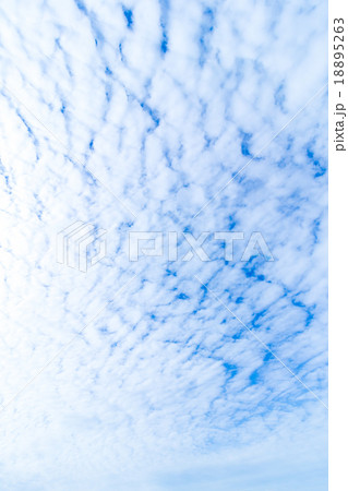 雲　高積雲　積雲　雲片　青い空　一般的な空と雲　白い雲　秋の空　背景用素材　クラウド　合成用背景 18895263