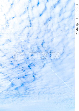 雲　高積雲　積雲　雲片　青い空　一般的な空と雲　白い雲　秋の空　背景用素材　クラウド　合成用背景 18895264