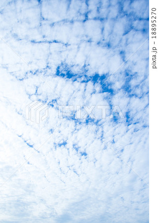 雲　高積雲　積雲　雲片　青い空　一般的な空と雲　白い雲　秋の空　背景用素材　クラウド　合成用背景 18895270