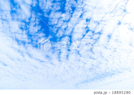 雲　高積雲　積雲　雲片　青い空　一般的な空と雲　白い雲　秋の空　背景用素材　クラウド　合成用背景 18895280