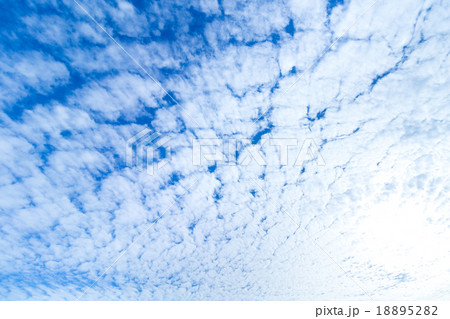 雲　高積雲　積雲　雲片　青い空　一般的な空と雲　白い雲　秋の空　背景用素材　クラウド　合成用背景 18895282