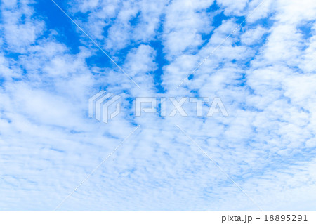 雲 高積雲 積雲 雲片 青い空 一般的な空と雲 白い雲 秋の空 背景用素材 クラウド 合成用背景 雲 高積雲 積雲 雲片 青い空 一般的な空と雲 白い雲 秋の空 背景用素材 クラウド 合成用背景 18895291