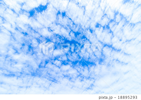 雲　高積雲　積雲　雲片　青い空　一般的な空と雲　白い雲　秋の空　背景用素材　クラウド　合成用背景 18895293