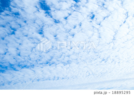 雲 高積雲 積雲 雲片 青い空 一般的な空と雲 白い雲 秋の空 背景用素材 クラウド 合成用背景 雲 高積雲 積雲 雲片 青い空 一般的な空と雲 白い雲 秋の空 背景用素材 クラウド 合成用背景 18895295
