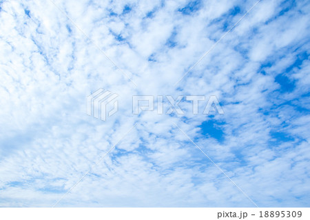 雲 高積雲 積雲 雲片 青い空 一般的な空と雲 白い雲 秋の空 背景用素材 クラウド 合成用背景 雲 高積雲 積雲 雲片 青い空 一般的な空と雲 白い雲 秋の空 背景用素材 クラウド 合成用背景 18895309