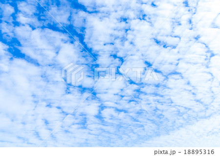 雲　高積雲　積雲　雲片　青い空　一般的な空と雲　白い雲　秋の空　背景用素材　クラウド　合成用背景 18895316