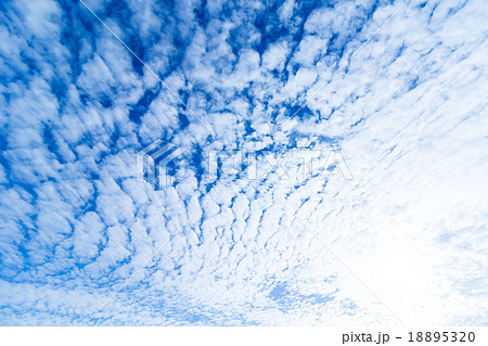 雲 高積雲 積雲 雲片 青い空 一般的な空と雲 白い雲 秋の空 背景用素材 クラウド 合成用背景の写真素材 1853