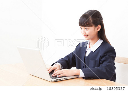 ノートパソコンで勉強する女子中学生の写真素材
