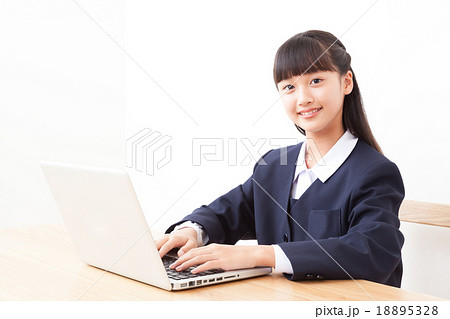 ノートパソコンで勉強する女子中学生の写真素材 ノートパソコンで勉強する女子中学生の写真素材