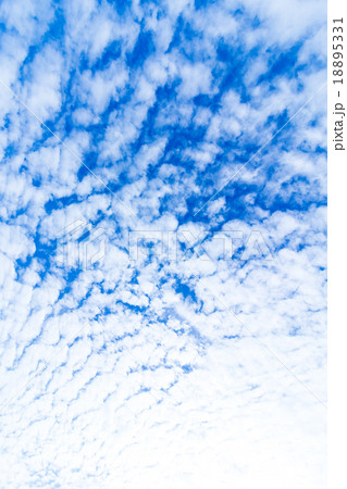 雲　高積雲　積雲　雲片　青い空　一般的な空と雲　白い雲　秋の空　背景用素材　クラウド　合成用背景 18895331