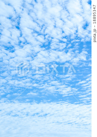 雲　高積雲　積雲　雲片　青い空　一般的な空と雲　白い雲　秋の空　背景用素材　クラウド　合成用背景 18895347