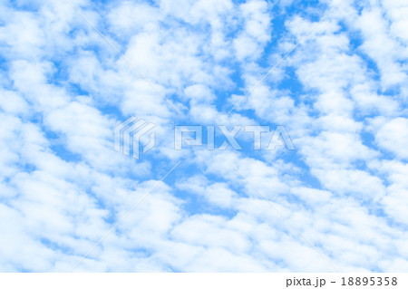 雲　高積雲　積雲　雲片　青い空　一般的な空と雲　白い雲　秋の空　背景用素材　クラウド　合成用背景 18895358