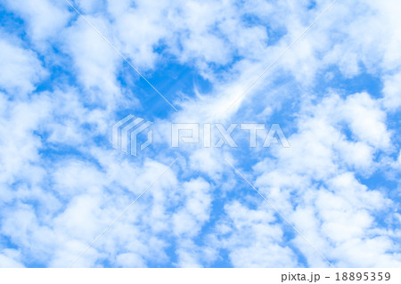雲　高積雲　積雲　雲片　青い空　一般的な空と雲　白い雲　秋の空　背景用素材　クラウド　合成用背景 18895359