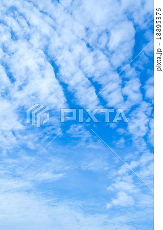 雲　高積雲　積雲　雲片　青い空　一般的な空と雲　白い雲　秋の空　背景用素材　クラウド　合成用背景 18895376