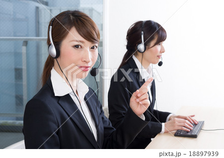 丁寧に説明する女性オペレーター コールセンター 丁寧に説明する女性オペレーター コールセンター 18897939