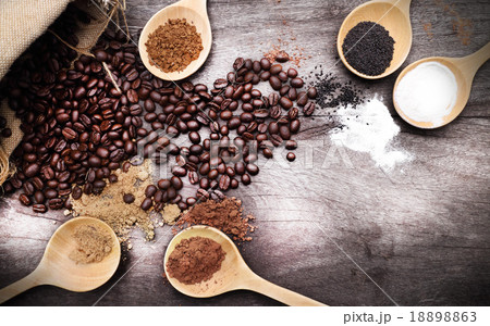 grated coffee in spoon on roasted coffee 18898863