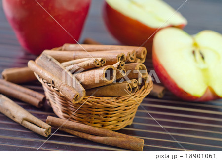 apples and cinnamon 18901061