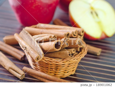 apples and cinnamon 18901062