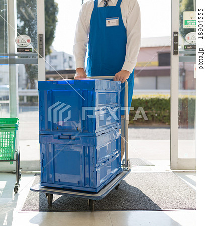 コンビニ 18904555