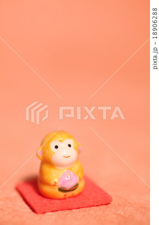 サルの置物 サルの置物 18906288