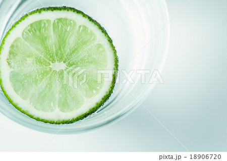 slices of lime in a glass of mineral water 18906720
