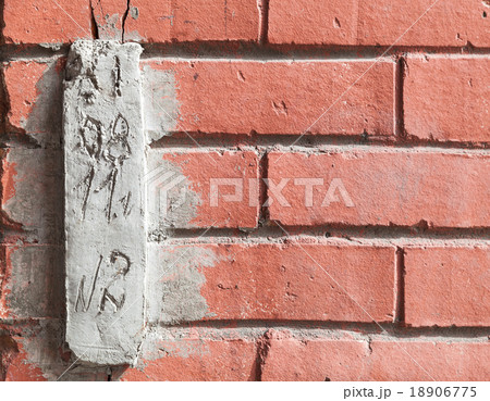 Block with installation date for observing cracks 18906775
