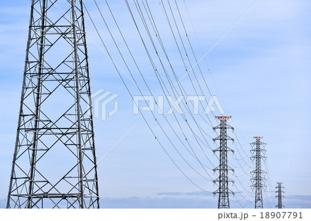 並んだ鉄塔 18907791