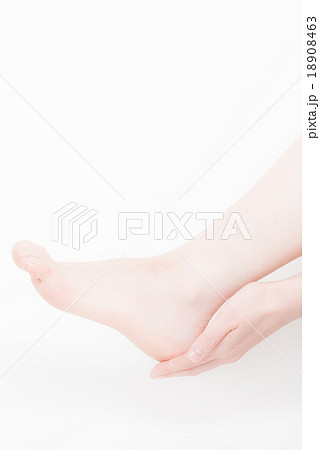 女性　かかと 18908463