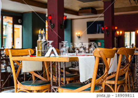 typical street cafe bar, Sighisoara, Romania 18909811