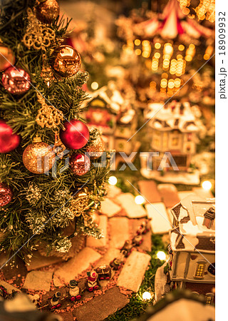 クリスマスイメージ ツリー 街並み ジオラマの写真素材