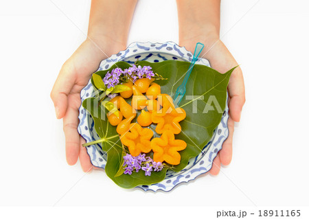 woman hand give a lai thai dish of thai dessert woman hand give a lai thai dish of thai dessert 18911165