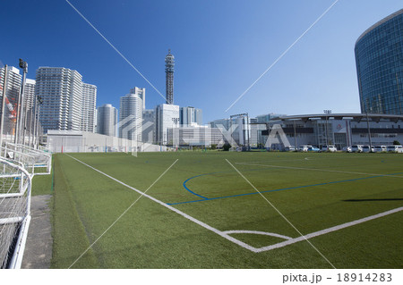サッカーコートの地域風景 18914283