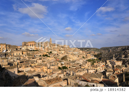 丘から望む南イタリアマテーラ洞窟住居 丘から望む南イタリアマテーラ洞窟住居 18914382
