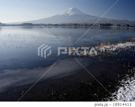 河口湖薄雪の朝 18914413