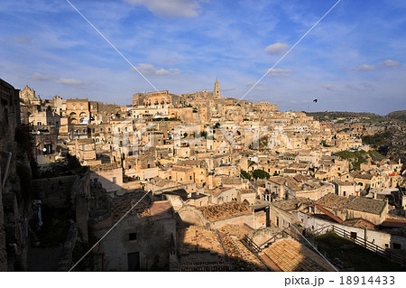 太陽に照らされる南イタリアマテーラ洞窟住居 太陽に照らされる南イタリアマテーラ洞窟住居 18914433