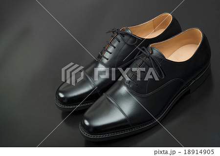 男性用の黒い革靴 男性用の黒い革靴 18914905