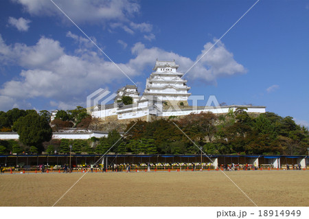 「世界文化遺産」「国宝」姫路城と三の丸広場の菊花展 「世界文化遺産」「国宝」姫路城と三の丸広場の菊花展 18914949