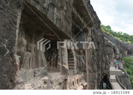 インド　アジャンター　第9窟前の回廊 18915389