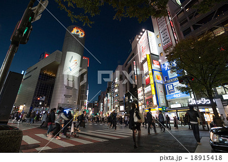 夜の渋谷スクランブル交差点の写真素材