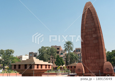 インド　アムリトサルの大虐殺の庭園 18915649