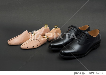 男性用の黒い革靴とシューキーパー 18916207