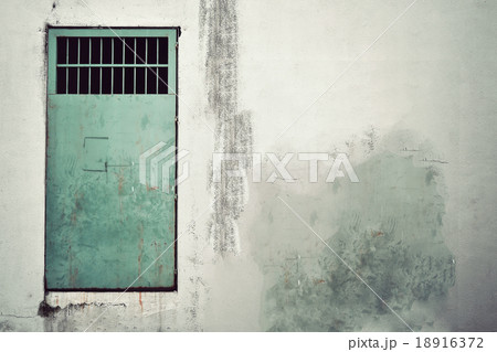 Old metal door on the wall. Vintage effect. 18916372