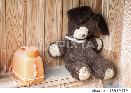 木造家屋内の熊のぬいぐるみの写真素材