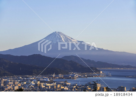 清水港越しに見る富士山 18918434